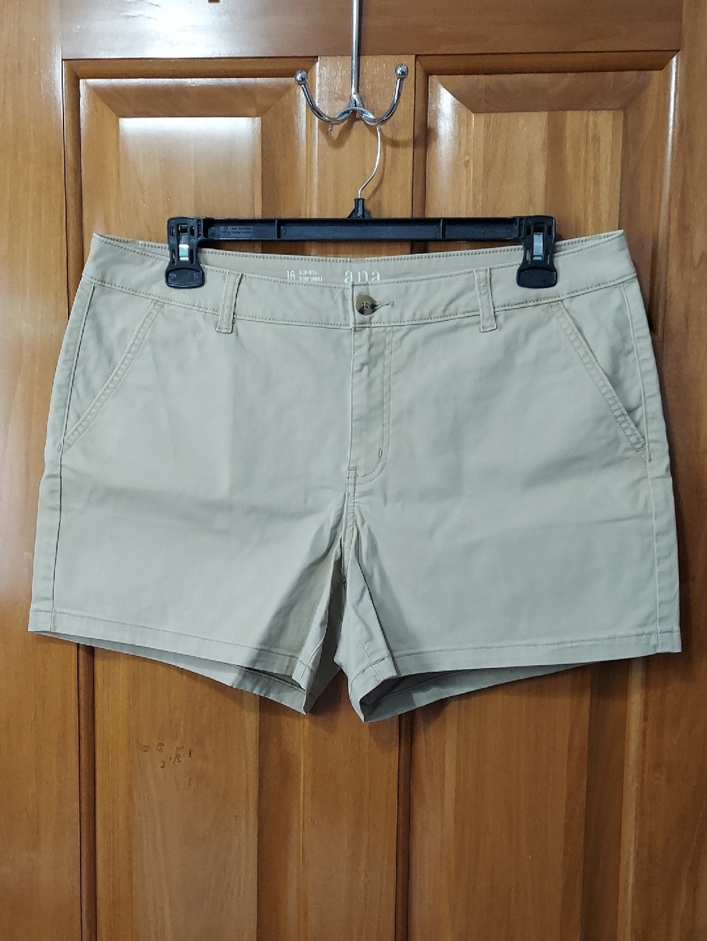 a.n.a Women's Mid Rise Tan Stretchy Midi Shorts, Pockets, Size 16, Like New▪︎